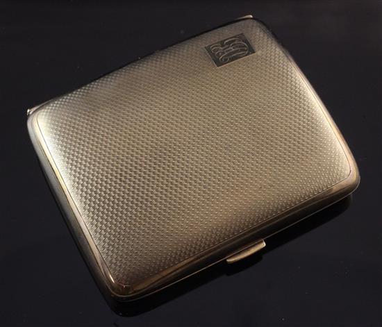 A George V engine turned 9ct gold cigarette case, 3.25in.